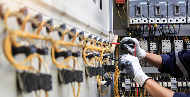 Professional Electrician technician working in De Soto, MO